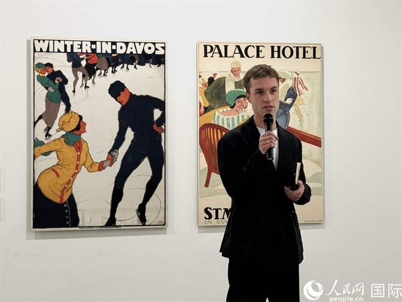 11月8日，“瑞士經(jīng)典設(shè)計展”策展人言照壁向與會嘉賓導(dǎo)覽。（人民網(wǎng) 謝瑩攝）