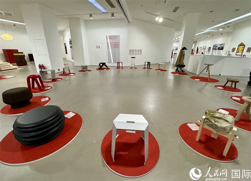 11月8日，瑞士經(jīng)典設(shè)計展現(xiàn)場。（人民網(wǎng) 謝瑩攝）