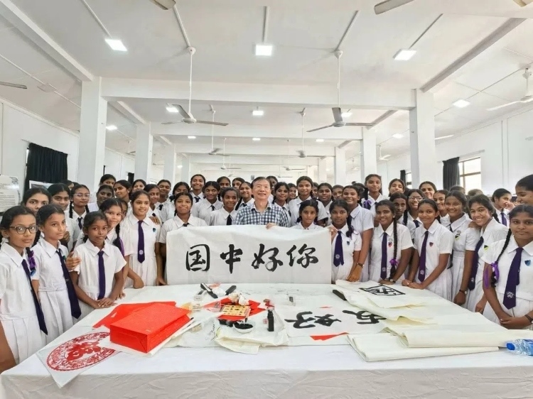 斯里蘭卡學(xué)生在系列活動中學(xué)習(xí)中國書法。圖片由主辦方提供