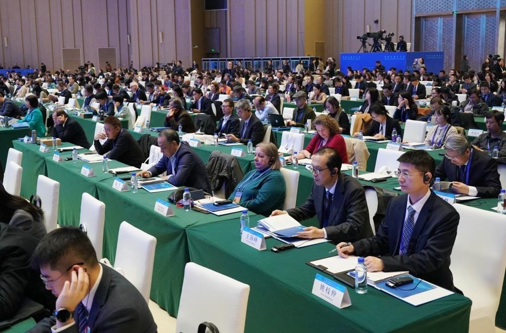 11月7日，中外嘉賓在首屆世界古典學大會開幕式現(xiàn)場聽會。新華社記者 張晨霖 攝