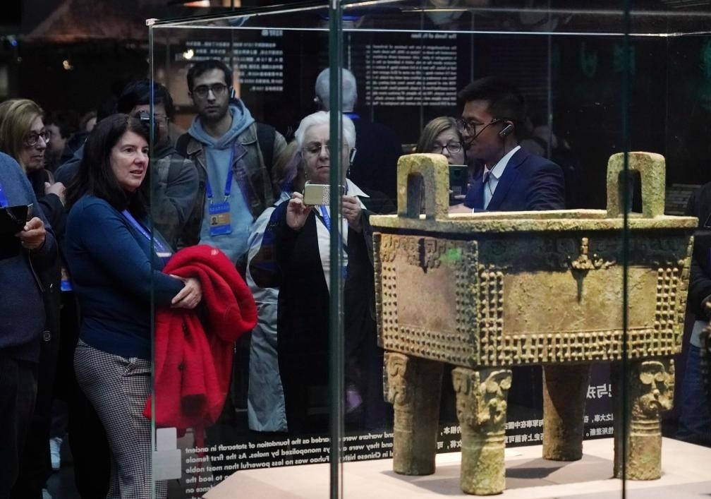 11月6日，中外嘉賓來到中國考古博物館參觀“考古與中華文明溯源展”。該展是本屆世界古典學大會推出的配套活動之一。新華社記者 張晨霖 攝