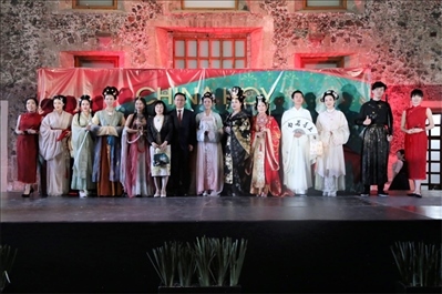 墨西哥華人婦女聯(lián)合總會(huì)木蘭藝術(shù)團(tuán)的中國(guó)古代服裝表演。主辦方供圖