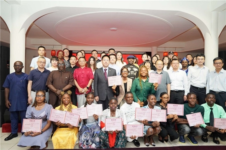 參賽選手與嘉賓合影留念。尼日利亞中國文化中心供圖