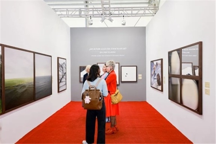 “我內(nèi)心的那個(gè)空從哪里來(lái)？從波濤、云朵和勇氣”西岸藝博會(huì)展覽現(xiàn)場(chǎng) 圖片由主辦方提供