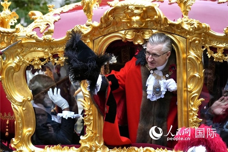 新任金融城市長(zhǎng)阿拉斯泰爾·金向人群致意。吳若鳴攝