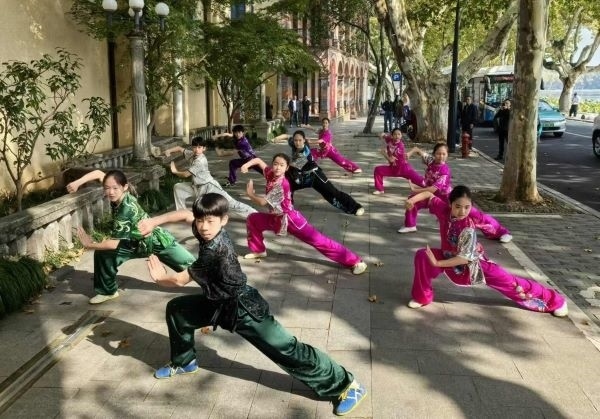 杭州市陳經綸體校武術隊學生們展示中華武術。 人民網記者 楊磊攝