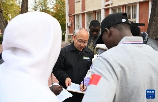 在天津鐵道職業(yè)技術學院，老師指導幾內(nèi)亞學員使用測距儀器（11月11日攝）。新華社記者 李然 攝
