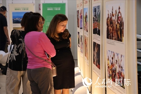 圖為當(dāng)?shù)赜^眾在圖片展現(xiàn)場(chǎng)欣賞作品,張志文攝