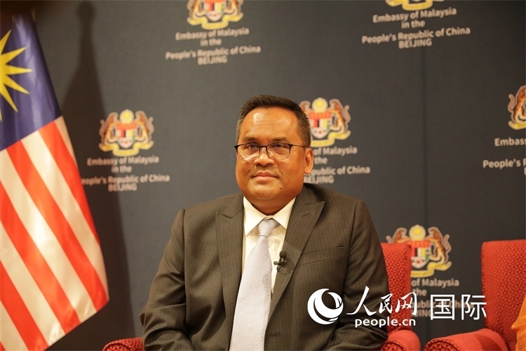 馬來西亞駐華大使諾曼在11月12日召開的記者見面會上回答記者提問。人民網 王婧攝