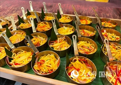 馬來西亞美食節(jié)現(xiàn)場準備的美食。人民網 王婧攝