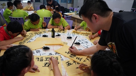 書法教學(xué)。主辦方供圖