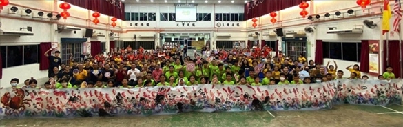 在工作坊導(dǎo)師的指導(dǎo)下，三校200余名學(xué)生共同完成了一幅長達(dá)80尺的水墨畫作。主辦方供圖