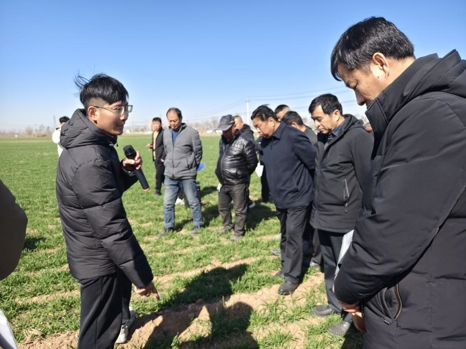 科技小院的“學(xué)生專家”（左一）。受訪者供圖