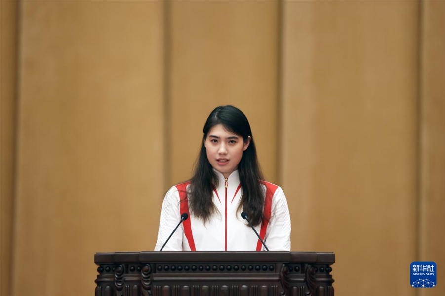 11月15日，游泳運(yùn)動(dòng)員張雨霏在報(bào)告會(huì)上發(fā)言。新華社記者 李明 攝