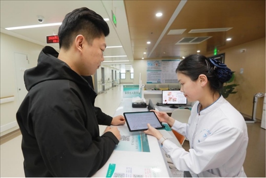 患者在護(hù)士站為家屬辦理床旁出院手續(xù)。圖片來(lái)源：山東第一醫(yī)科大學(xué)第二附屬醫(yī)院