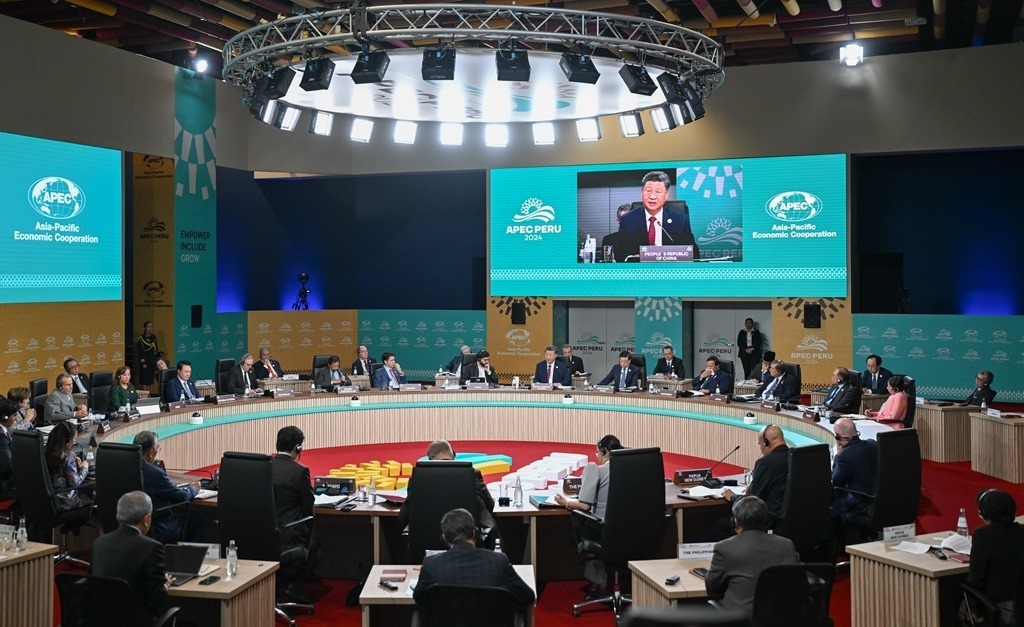 當?shù)貢r間11月16日上午，亞太經(jīng)合組織第三十一次領(lǐng)導(dǎo)人非正式會議在秘魯利馬會議中心舉行。國家主席習近平出席會議并發(fā)表題為《共擔時代責任 共促亞太發(fā)展》的重要講話。新華社記者 謝環(huán)馳 攝