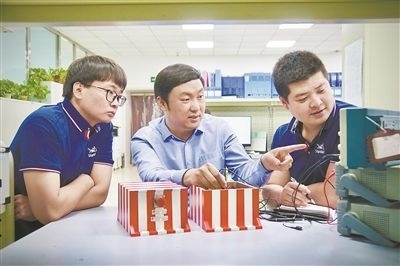 中北大學(xué)極端環(huán)境特種傳感與測試創(chuàng)新研究團(tuán)隊(duì)成員正在圍繞近期發(fā)射任務(wù)進(jìn)行產(chǎn)品研發(fā)。受訪單位供圖