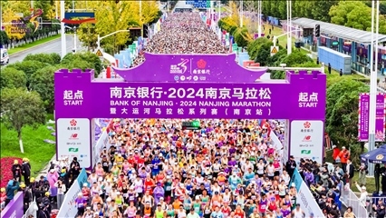 比賽選手沖出起點(diǎn)。賽事組委會(huì)供圖