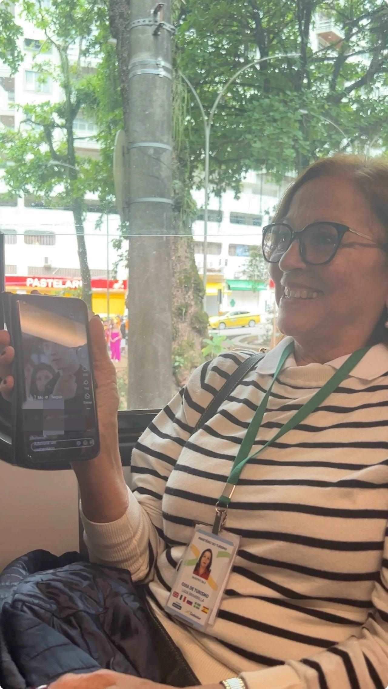 當(dāng)?shù)厝讼驆u叔展示中國網(wǎng)劇。作者供圖