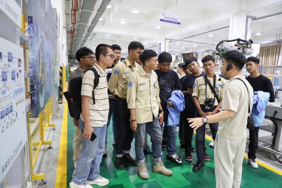 來華留學(xué)生在工程實(shí)踐中心上課。教育部職業(yè)教育與成人教育司供圖