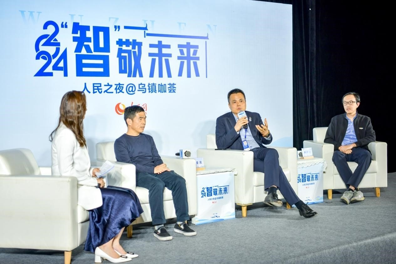 在對話環(huán)節(jié)，之江實驗室高級研究專家潘愛民、伏羲智庫創(chuàng)始人李曉東、麒麟軟件副總經(jīng)理李震寧探討“‘百模大戰(zhàn)’將卷向何方”。人民網(wǎng)記者 任峰濤攝