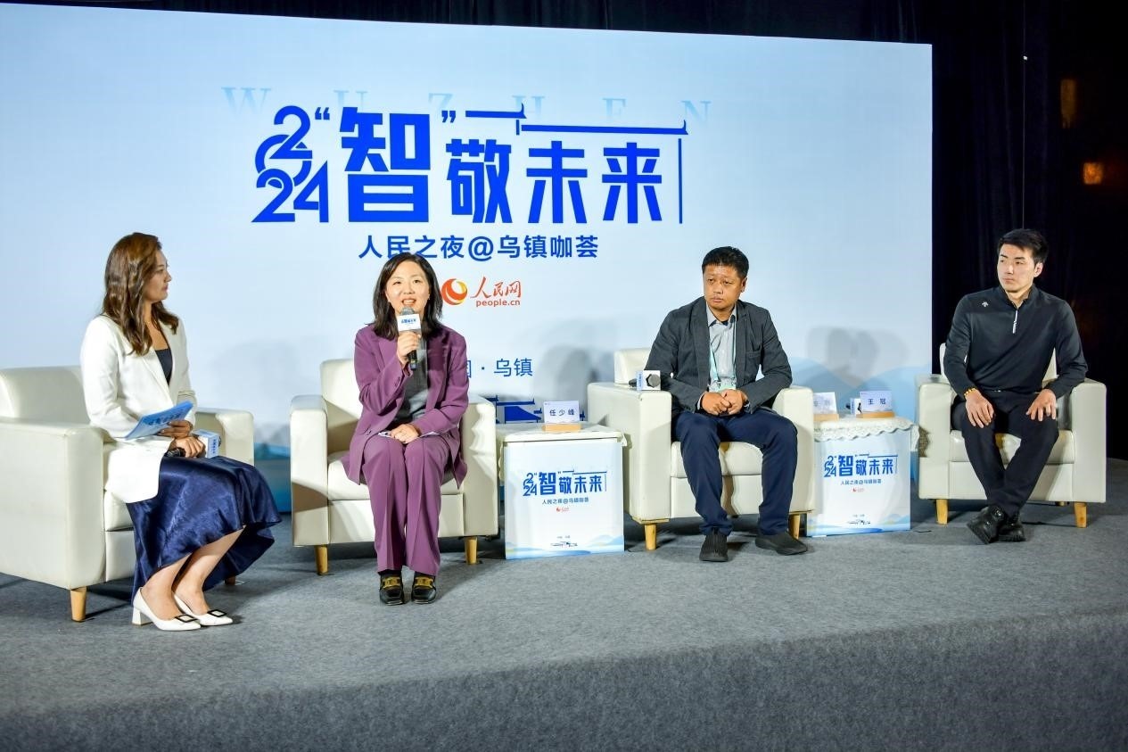 在對話環(huán)節(jié)，趣丸科技總編輯、副總裁任少峰，星云智慧機器人CEO李明，可之教育大模型創(chuàng)始人王冠討論“人工智能如何惠及大眾”。人民網(wǎng)記者 任峰濤攝