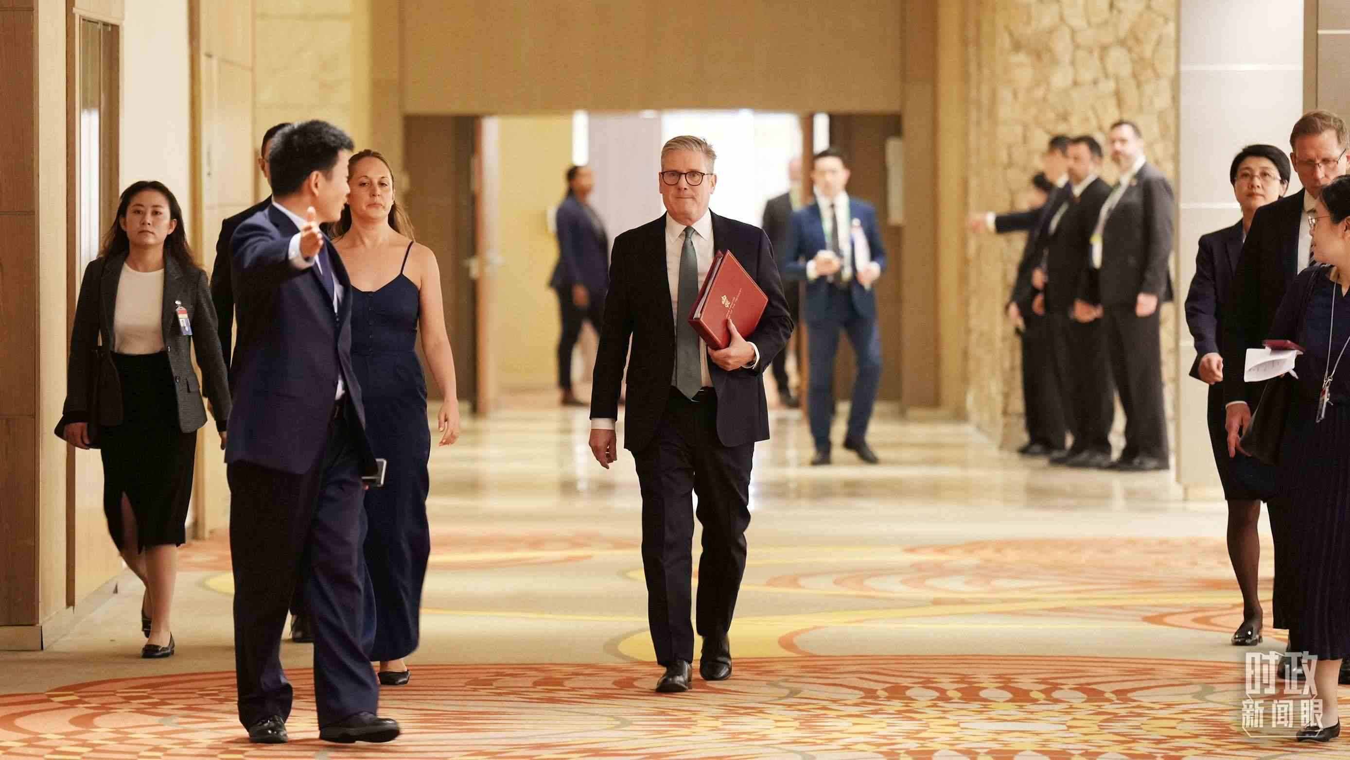 英國(guó)首相斯塔默抵達(dá)會(huì)見(jiàn)現(xiàn)場(chǎng)，這是他首次同習(xí)主席面對(duì)面交流。