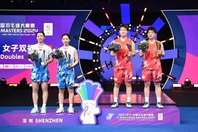 11月24日，劉圣書（右二）/譚寧（右一）與李怡婧/羅徐敏（左一）在頒獎臺上合影。新華社記者 梁旭攝