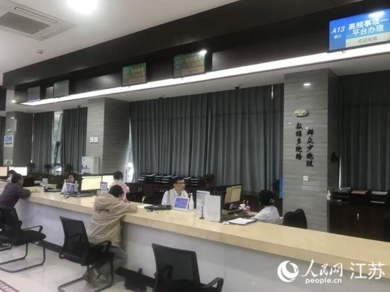 像這樣的“高頻事項(xiàng)一平臺”辦理專窗，正在江蘇各地基層便民服務(wù)中心鋪開。人民網(wǎng) 俞楊攝