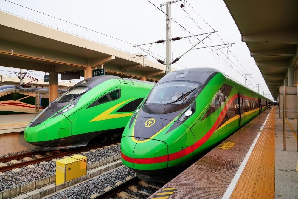 截至2024年7月5日，中老鐵路國(guó)際旅客列車?yán)塾?jì)開(kāi)行滿1000列，極大地便利了沿線民眾出行。