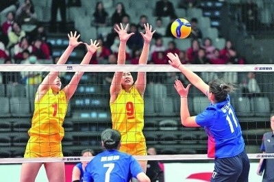 11月27日，山東隊(duì)球員李晨瑄（中）、李美君（左）在比賽中攔網(wǎng)。新華社發(fā)
