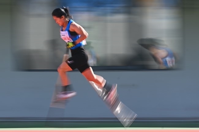 11月28日，海南隊選手吳明芬在高腳競速比賽中。新華社記者 杜子璇攝