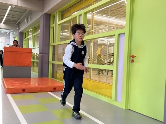 學(xué)生在南樓二層的體能教師訓(xùn)練。人民網(wǎng)記者孫競 攝