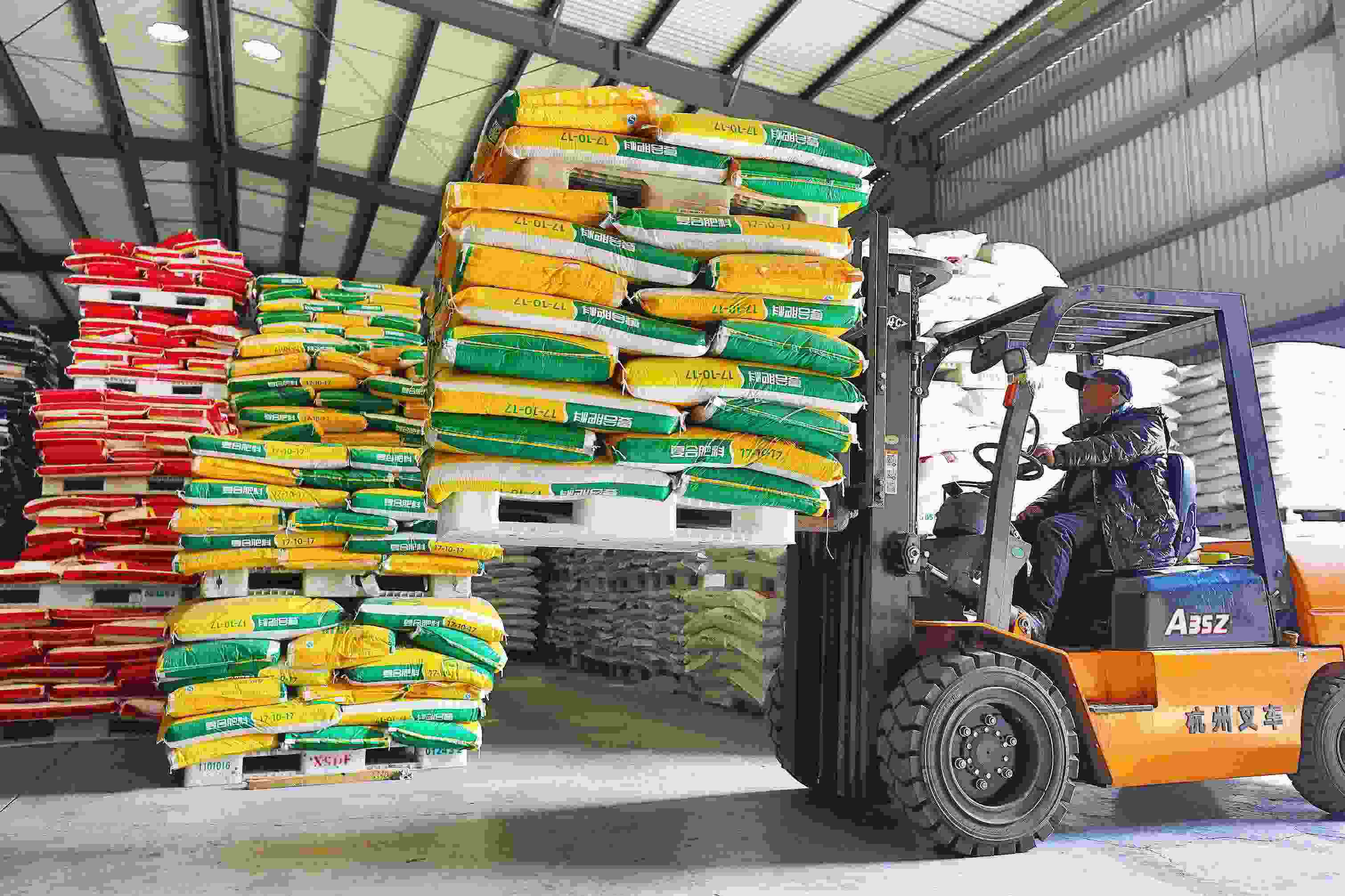 2023年2月15日，在浙江義烏供銷聯(lián)社的農(nóng)資貯存?zhèn)}庫，工作人員正在調(diào)運復(fù)合肥料等農(nóng)資。
