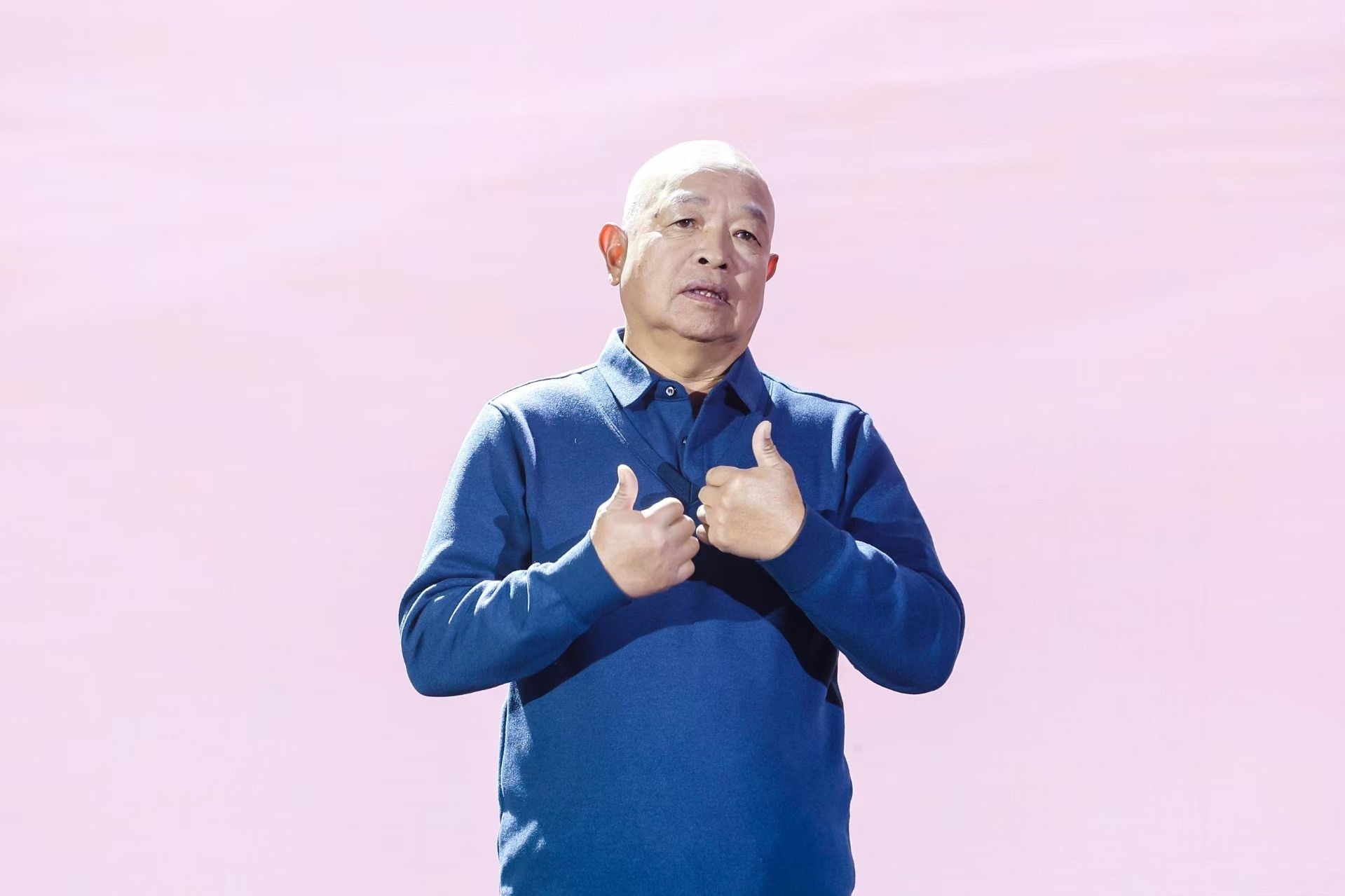 “山東好人”、煙臺(tái)市無(wú)聲洗車場(chǎng)經(jīng)理柳興濤。人民視頻供圖。