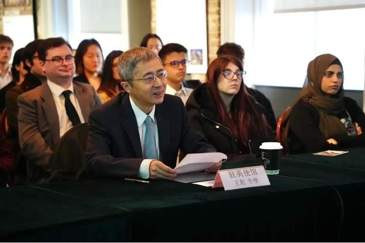 中國駐英國大使館公使王起發(fā)表講話。吳若鳴攝