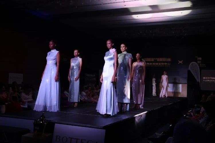 模特展示新中式禮服。顏李芳攝