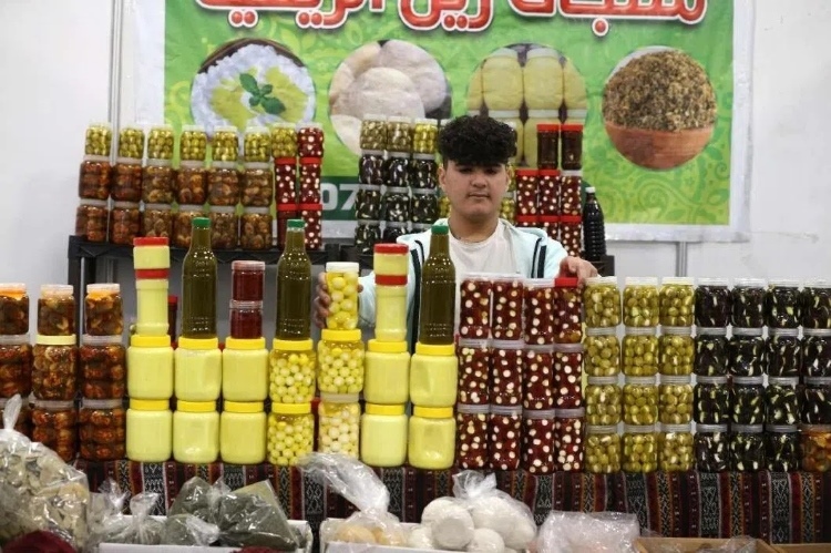 一名展商在展示各式各樣的橄欖制品。納達(dá)爾·達(dá)烏德攝