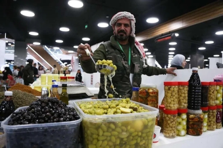 一位展商展示腌橄欖。納達(dá)爾·達(dá)烏德攝