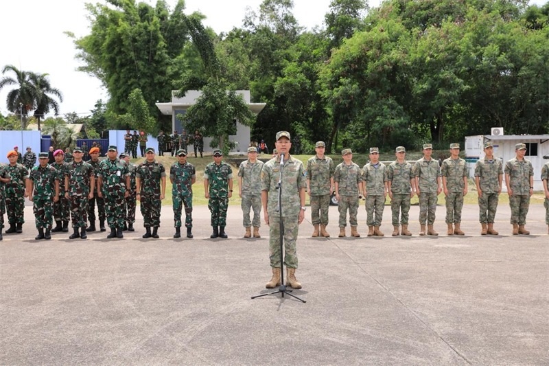 中方參演部隊(duì)指揮員在印尼方舉行的歡迎儀式上致辭。龔勝祥 攝