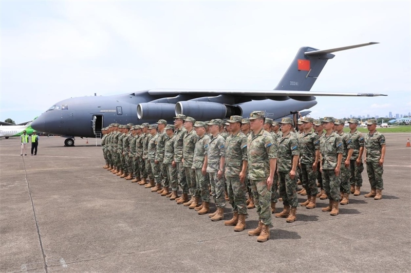 中方參演部隊(duì)搭乘運(yùn)—20運(yùn)輸機(jī)飛抵印尼國民軍空軍哈利姆機(jī)場。 龔勝祥攝