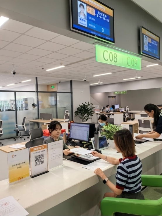 成都高新區(qū)“開辦餐飲店一件事”服務(wù)窗口。成都市市場(chǎng)監(jiān)督管理局供圖