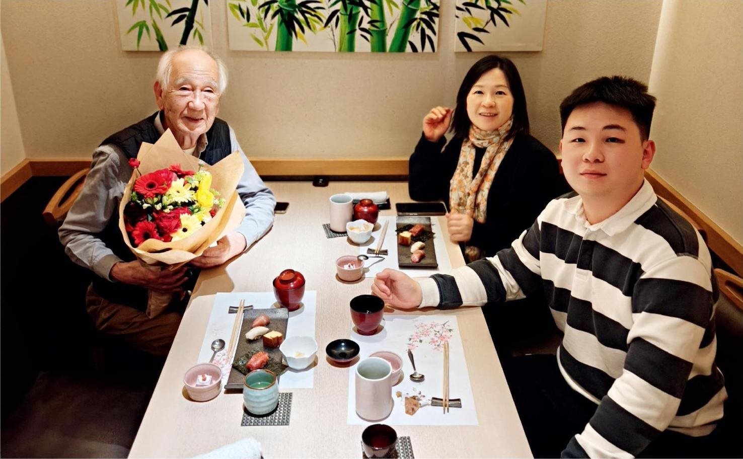 佐佐木俊一與彭林（中）、彭俊霖（右）在一起。