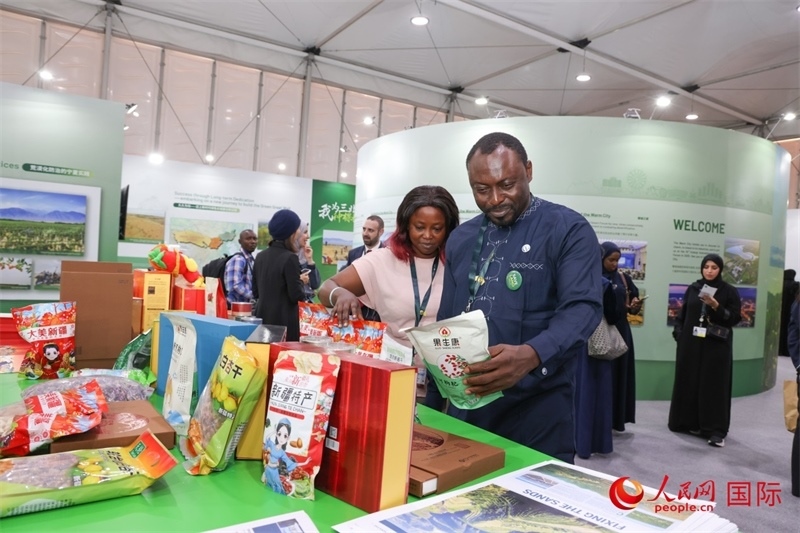 嘉賓了解中國館展示產(chǎn)品。人民網(wǎng)記者任皓宇攝