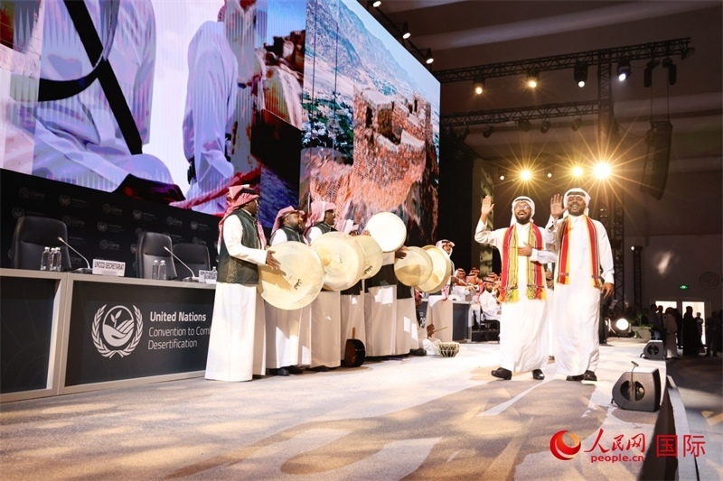 《聯(lián)合國防治荒漠化公約》第十六次締約方大會2日開幕。圖為開幕式表演。人民網(wǎng)記者任皓宇攝