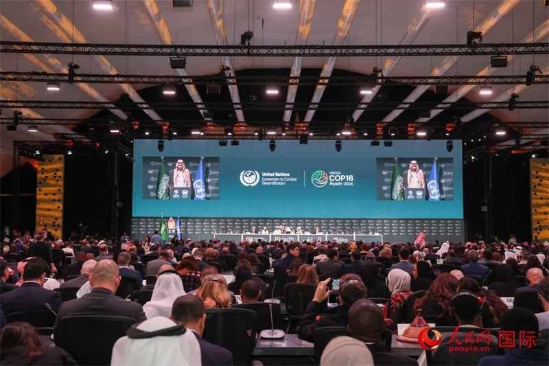 《聯(lián)合國防治荒漠化公約》第十六次締約方大會2日開幕。圖為開幕式現(xiàn)場。人民網(wǎng)記者任皓宇攝