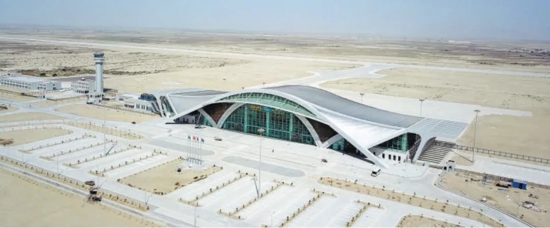 今年10月正式竣工的巴基斯坦瓜達爾新國際機場是中巴經(jīng)濟走廊建設(shè)進一步走向深入的重要標志，有力推動中巴經(jīng)濟走廊建設(shè)成為高質(zhì)量共建“一帶一路”的示范性項目。圖為瓜達爾新國際機場。艾哈邁德·卡邁勒 攝（新華社發(fā)）
