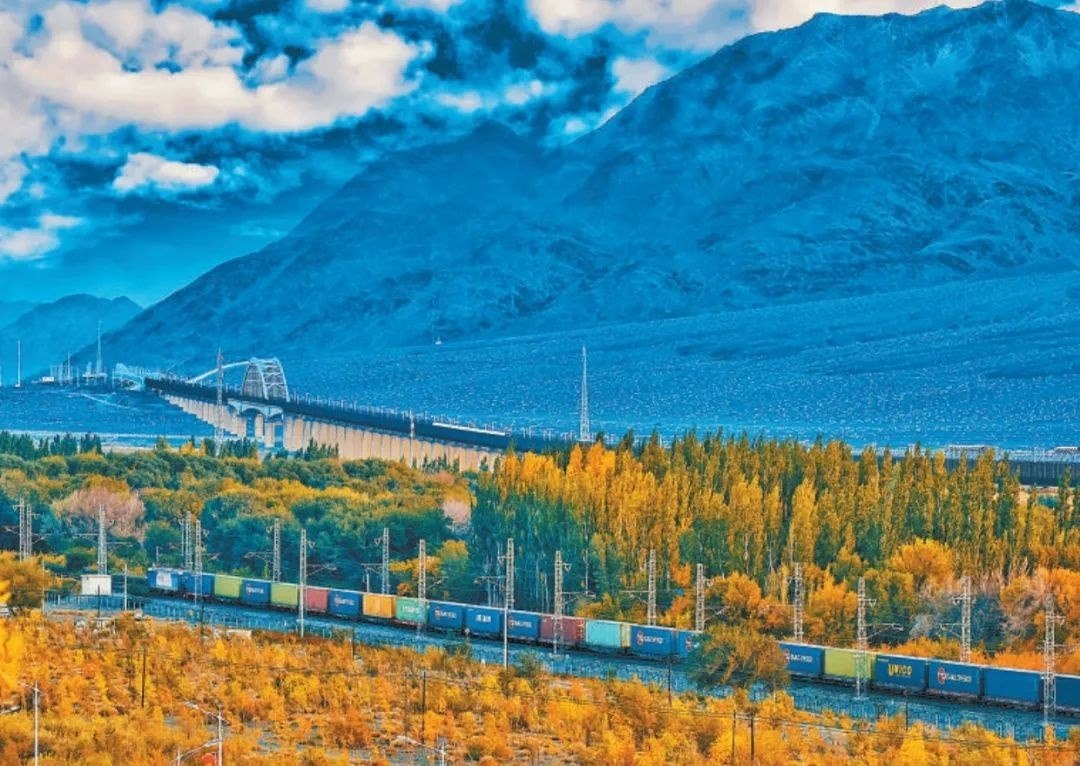 2013年，隨著共建“一帶一路”倡議提出，中歐班列應(yīng)運而生。今年11月20日，第十萬列中歐班列正式出境。截至目前，中歐班列累計運送貨物超1100萬標箱、貨值超4200億美元，貨物品類達53大類5萬余種。圖為中歐班列行駛在新疆烏魯木齊達坂城濕地。擺風亮 攝（新華社發(fā)）