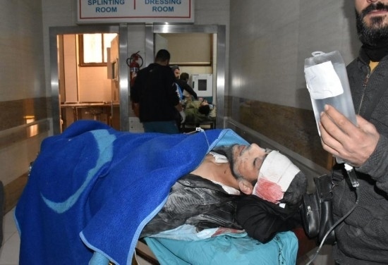 11月29日，在敘利亞阿勒頗，傷者被送往醫(yī)院接受治療。新華社發(fā)