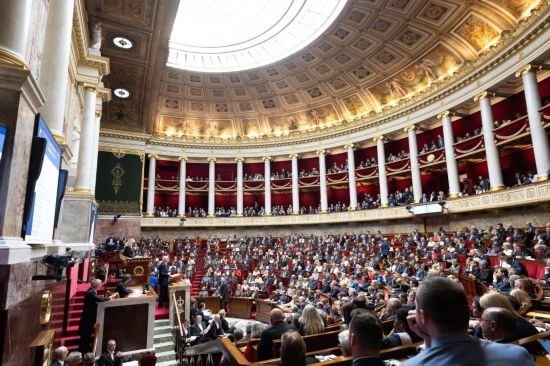 10月1日，法國總理巴尼耶在位于巴黎的法國國民議會(huì)發(fā)表演講。新華社發(fā)（杰克·陳攝）